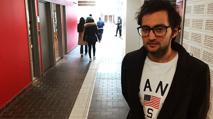 Mosa Hosseini i Partille Gymnasiums korridorer. Bild: Partille kommun