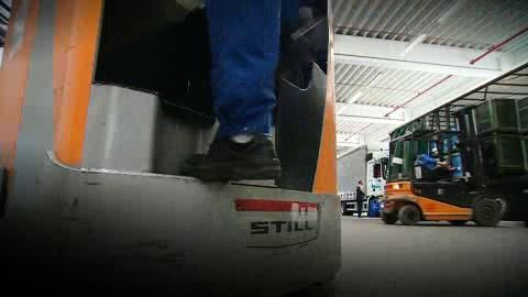 Teleskoptruck i arbete pallhantering
