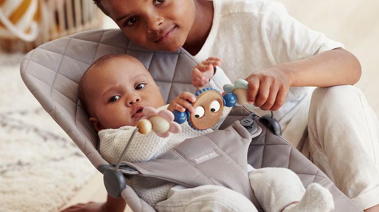 Säg hej till BabyBjörns nya leksak, Busiga Ögon Pastell 