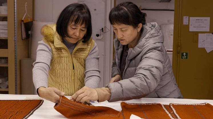 Seediq-folket från Taiwan studerar föremål ur Världskulturmuseernas samling.