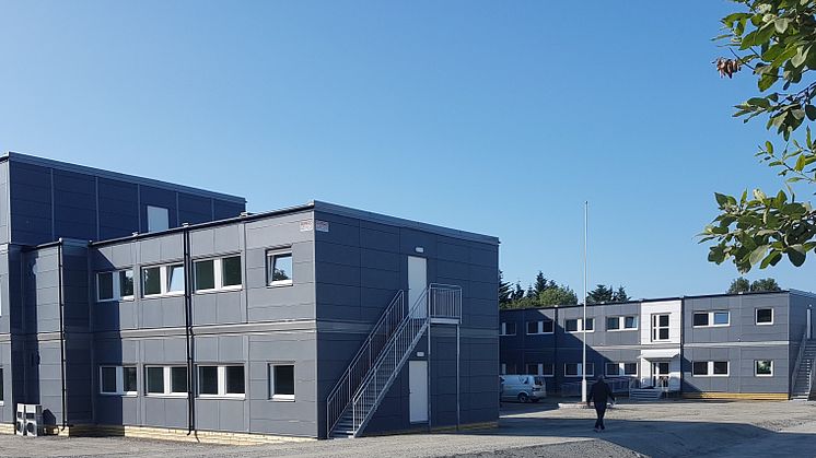 Foto: Cramo;  Fasade fra innkjørselen