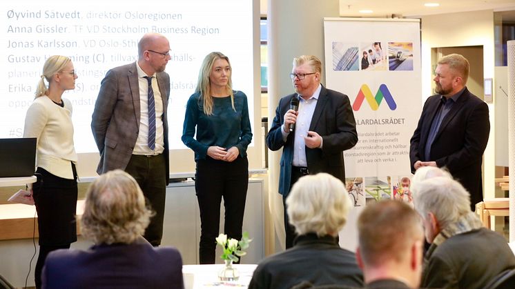 Från vänster: Erika Ullberg (S), Gustav Hemming (C),  Anna Gissler, TF VD Stockholm Business Region, Øyvind Såtvedt, direktör Osloregionen och Jonas Karlsson, VD Oslo-Sthlm 2:5