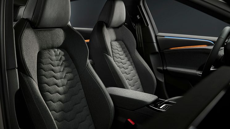 Audi A6 e-tron interiør med stofbetræk og panelbeklædning i 100% genanvendt materiale