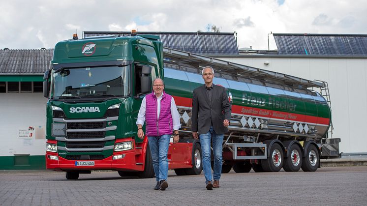 Freuen sich über den Green Truck-Gewinner im Fuhrpark: Heino Bückmann (li.), Speditionsleiter der Spedition Franz Fischer, und Scania Verkäufer Lars Stamkort.