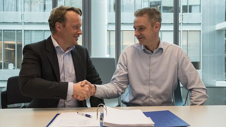 Phonero og Statens innkjøpssenter i Difi har i dag signert avtale om mobiltelefoni.  Fra venstre Jon Christian Hillestad, direktør bedriftsmarkedet Telia Norge, og direktør Steffen Sutorius i Difi. Foto: Marcus Evensen, Difi