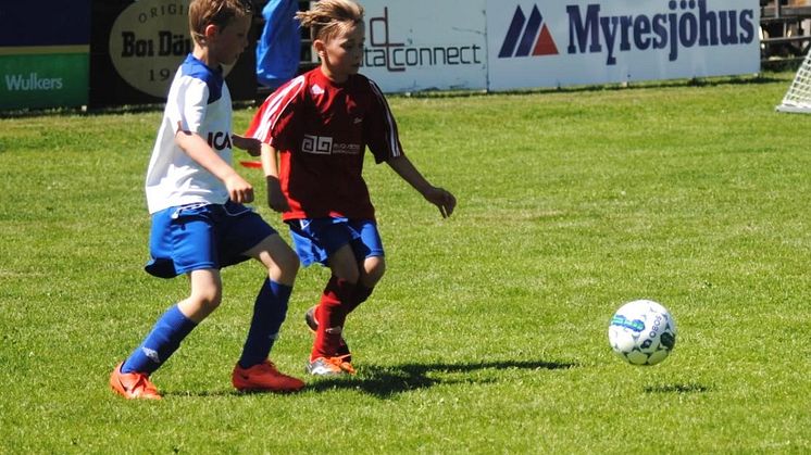 Fotbollarna provspelade man med under en cup.