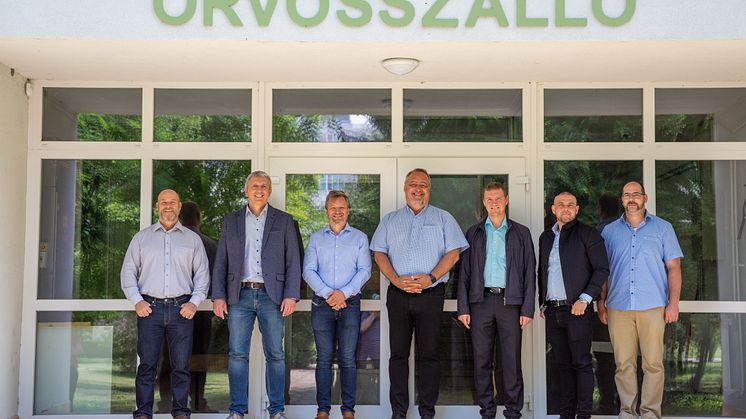 Szimeiszter Sándor (balról 3.) Dr. Szepesvári Szabolcs (középen) Fülöp Róbert (jobbról 3.)