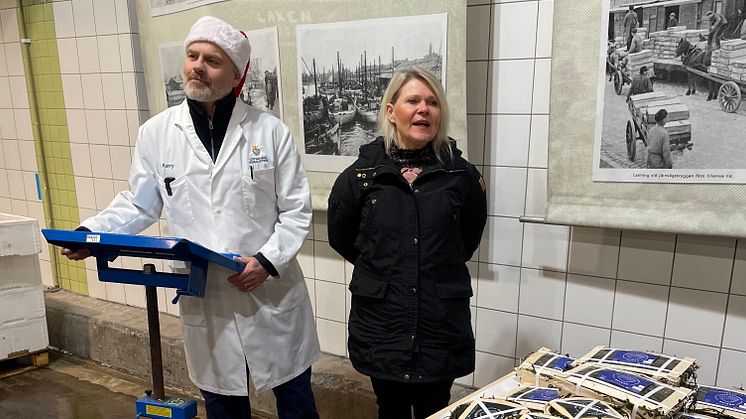 Auktionsförrättare Kerry Hellström och Eva Sjöberg samordnande socialarbetare på Räddningsmissionen