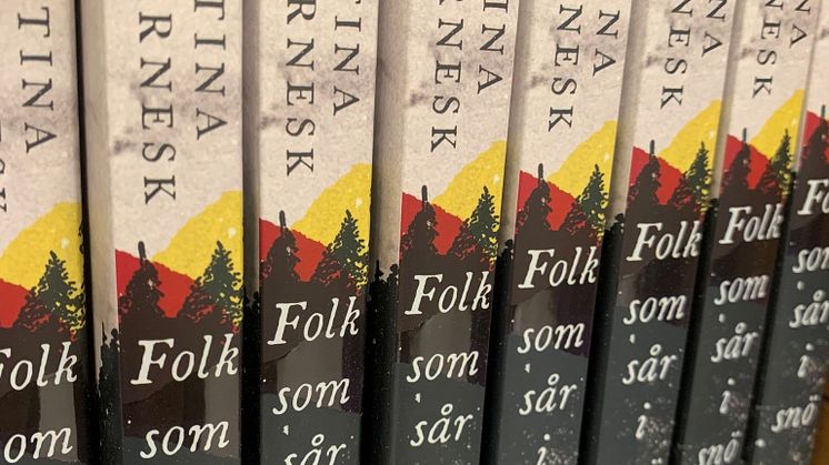 Folk som sår i snö giveaways-böcker.jpg