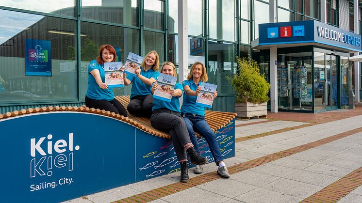 Das Urlaubsmagazin kann kostenlos im Welcome Center Kieler Förde am Stresemannplatz, in der Tourist-Information Heikendorf und in über 200 Auslagestellen in ganz Schleswig-Holstein mitgenommen werden.