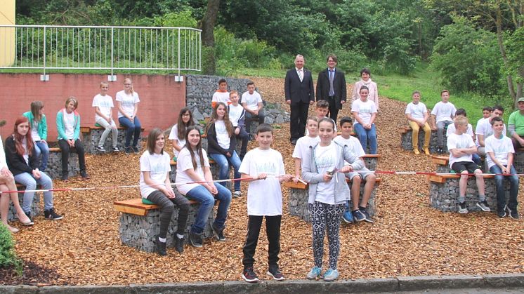 Lernen im Grünen an der Mittelschule Ensdorf - Bayernwerk unterstützt die „Schlaugärtner“ mit 1.000 Euro