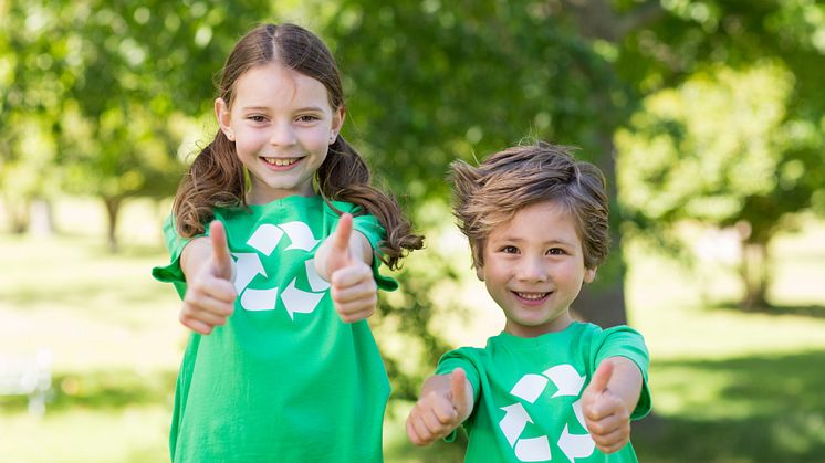 10976667-happy-siblings-in-green-with-thumbs-up (1)