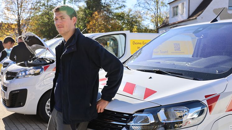 Erste Stromer im Einsatzgebiet: Stephan Tobien und weitere Servicetechniker beim Bayernwerk fahren jetzt vollelektrisch zu ihren Inspektionen und Wartungen.