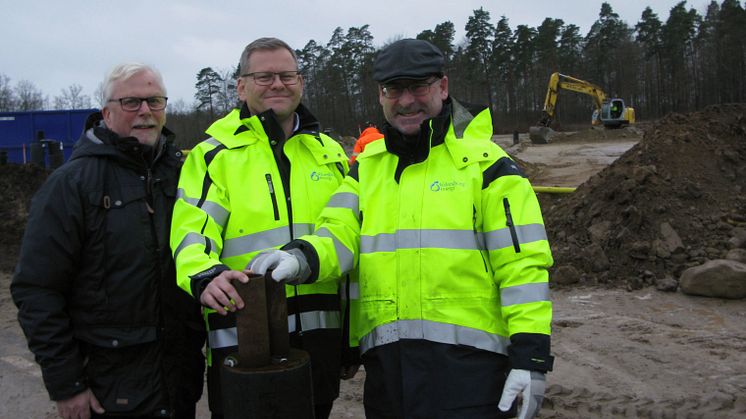 På plats på Kämpaslättens industriområde. Mats Svensson, ordförande Sölvesborgs Fjärrvärme AB, Roger Mattsson, VD Sölvesborg Energi och Sven Ballovarre Marknadschef Sölvesborg Energi. 
