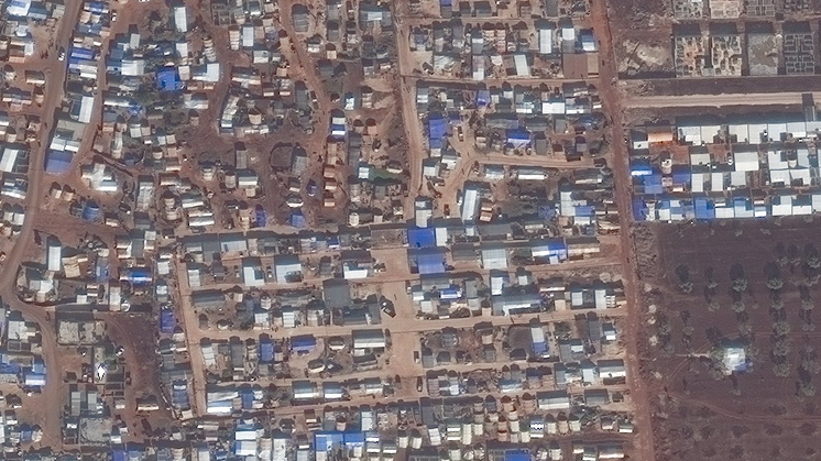 Flyktingläger i Idlib som brer ut sig över åkermark.