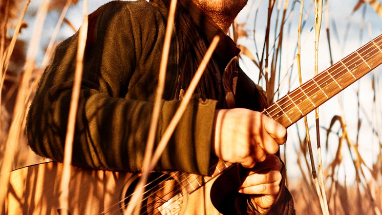 Folkrockaren Stiko Per vandrar genom sju län för utsatta barn