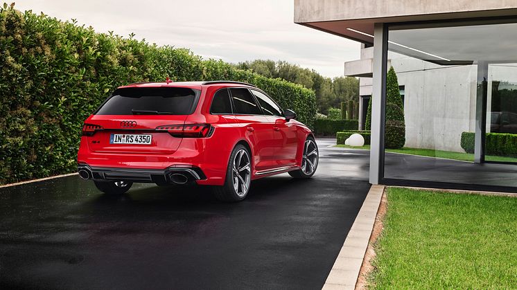 Audi RS 4 Avant (tangorød)