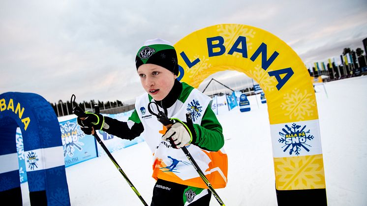 Under "Alla på snö" får barnen bland annat lära sig att glida, stanna, svänga och hoppa. Bild: "Alla på snö".