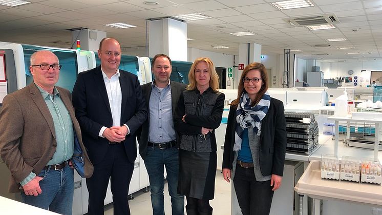 vl: Prof. Bernd Eiben (Leiter Pränatal-Diagnostik), Matthias Hauer (MdB), Dr. med. Matthias Stamm (ÄL Zytologie), Dr. med. Ruth Fischer-Bieniek (Standortleiterin), Carolin Adamek (wissenschaftl. MA MdB Hauer)