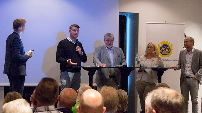 I panelen för att diskutera tomträttsfrågan på Malmö Live, t.v. moderator André Johansson, presschef HSB Riksförbund,  Andreas Schönström (S),  Håkan Fäldt (M), Susanne Rikardsson, vd Fastighetsägarna Syd och Anders Lago, förbundsordförande HSB.