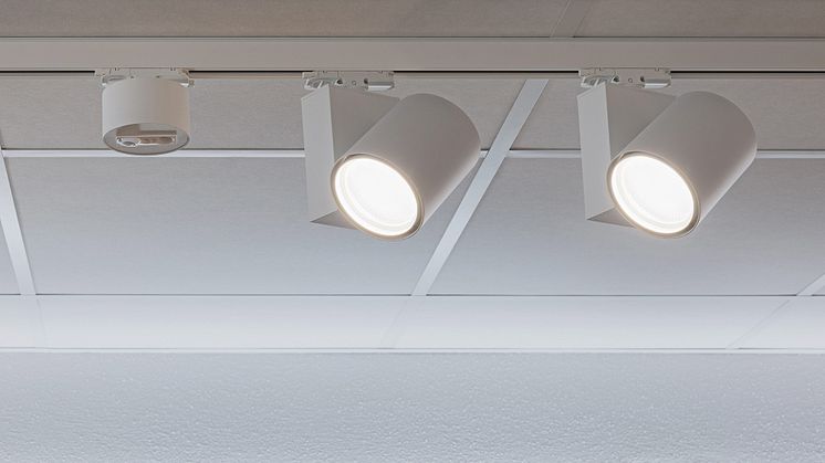 Foto: LTS Licht & Leuchten GmbH. Stromschinenstrahler mit Organic Response Lichtsteuerung. Das smarte System ermöglicht eine dynamische Anpassung der Retail-Beleuchtung und trägt dazu bei, den Energieverbrauch um bis zu 70%  zu reduzieren.