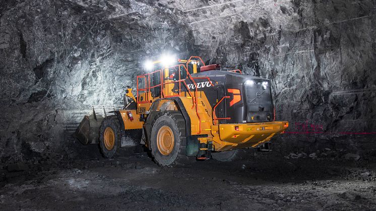 Varje natt lastas det ut 10 000 ton berg i tunnelbygget mellan Vällingby och Spånga.