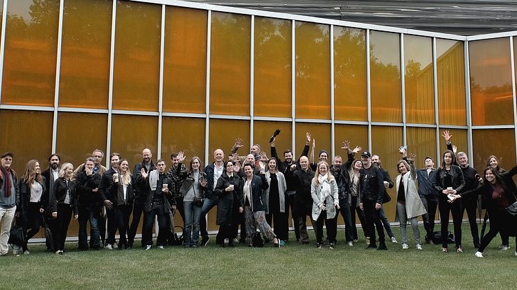 W+E poserar framför McCormick Tribune Campus Center av Rem Koolhaas