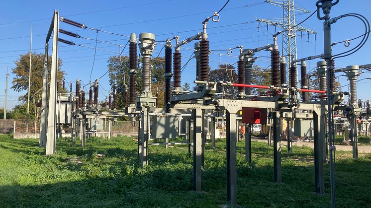 LEW Verteilnetz (LVN) hat das Umspannwerk in Lauingen auf den neuesten Stand der Technik gebracht. Das Bild zeigt den Leitungsabgang der 110-kV Schaltanlage.