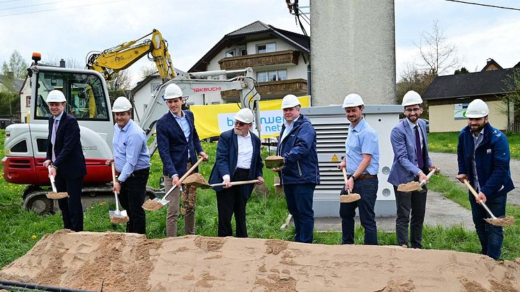 Spatenstich zum Ausbau des Stromnetzes um Weißdorf am 5. Mai mit Vertretern der Kommunal- und Landespolitik, des Bayernwerks sowie der Fränkischen Baugesellschaft.
