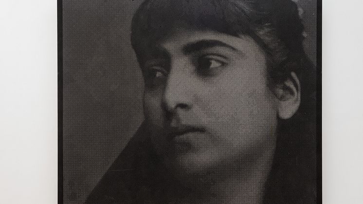 – Blant tusenvis av foto i historiske arkiv finner jeg de anonyme portrettene som snakker til meg. Jeg ønsker å skape et møte med betrakteren ved å gjenskape dem som fysiske størrelser i rommet, sier Furunes om sine malerier. Foto: Jean B. Beranger
