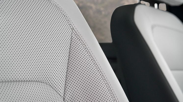DEF_130_V8_25MY_080524_15_INTERIOR.jpg