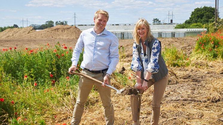 Anna och Daniel Bertland var med under första spadtaget för Classicum Växthus nya utställning och utflyktsmål i Kabbarp, i Staffanstorps kommun.