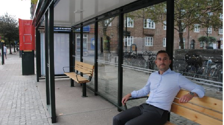 Emil Hemström, etableringschef på Clear Channel, i ett av Team Tejbrant levererade Edgy-skydd