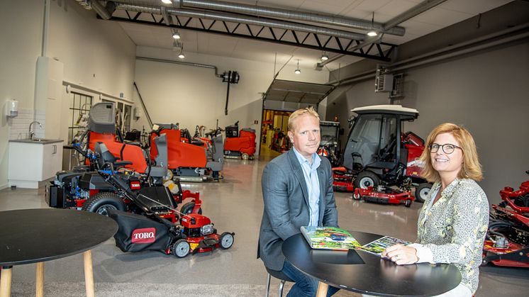 Eftermarknadschef Jonas Tapper och HR-ansvarig Victoria Johansson