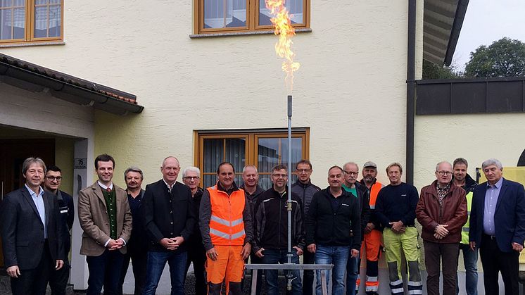 Feuer frei für die neue Gasversorgung in Dalking. Zusammen mit Partnern und Vertretern aus der Politik hat die Bayernwerk Netz am Mittwoch die Versorgungsleitung in Betrieb genommen.