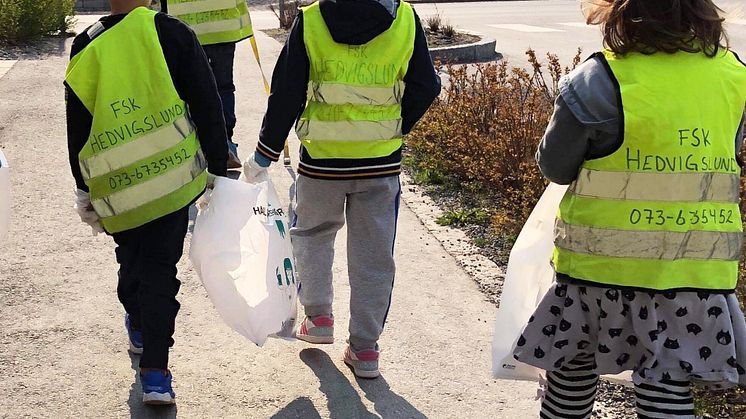 Förskolan Hedvigslund plockar skräp