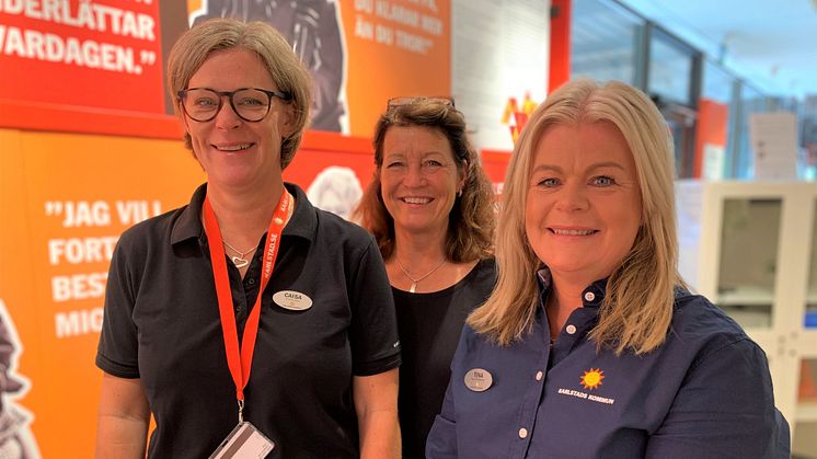 Arbetsterapeuterna Caisa Gran och Katarina Davidsson (längst fram) har jobbat med utställningen tillsammans med Maria Andersson som är enhetschef för hemrehab väst.