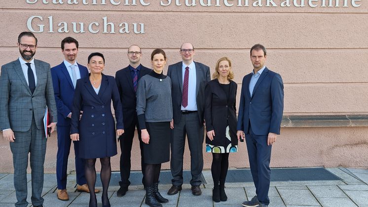 von links: Staatsminister Sebastian Gemkow, Herr Scheffler, Frau Prof. Deckow, Herr Schönherr, Frau Prof. Nickel, Herr Prof. Fröhlich, Frau Prof. Pflug, Herr Prof. Olschewski