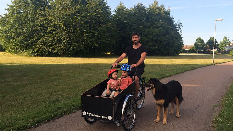 Familjen Eek-Wrobel i Laröd, som består av två vuxna och två små barn samt en hund, tycker att det fungerar väldigt bra med lastcykel i stället för bil i vardagen. Foto: Jenny Eek