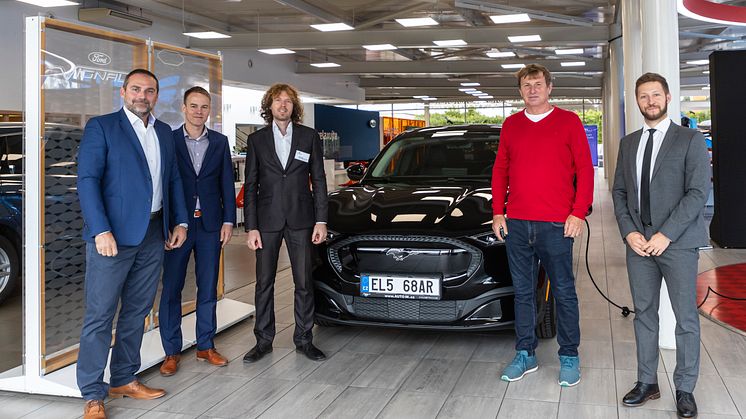 První zákazník z České republiky si převzal elektrický Mustang Mach-E. V garáži mu stojí i klasický Mustang