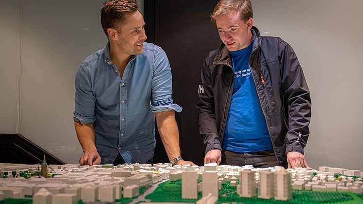 Rickard Stensby och David Gustafsson, vinnarna från Lega Masters Sverige 2020, bygger Skövde i lego. Foto: Viktor Brunö/Next Skövdektor