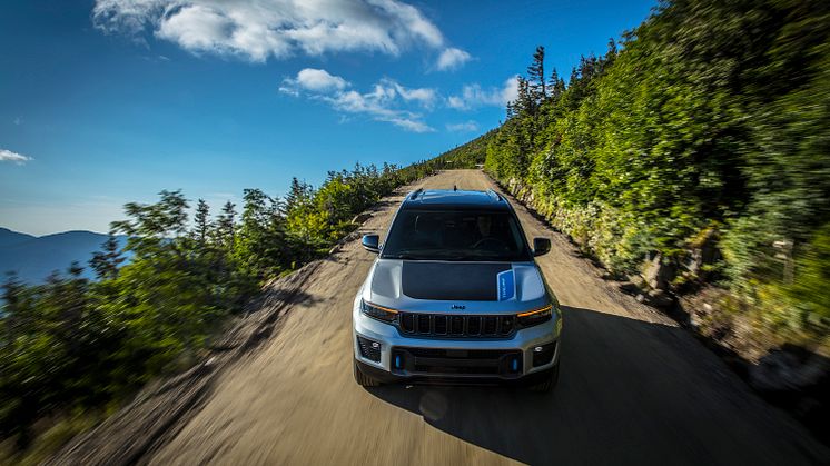 9_All-new 2022 Jeep� Grand Cherokee Trailhawk 4xe