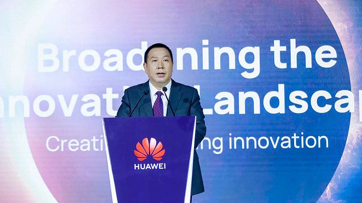 Song Liuping, Chief Legal Officer på Huawei, talar under eventet