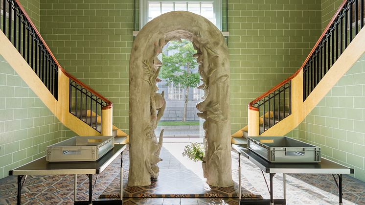 Laure Prouvosts Security Gate (2019) kan ses som en poetisk kritikk av sikkerhetsslusene som de siste tiårene har inntatt museer, flyplasser og offentlige bygninger verden over. (Foto: Nasjonalmuseet / Annar Bjørgli)