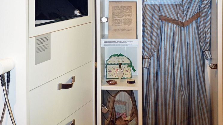 In einer Vitrine kann der Besucher alte Kleidungsstücke von Clara Schumann bewundern