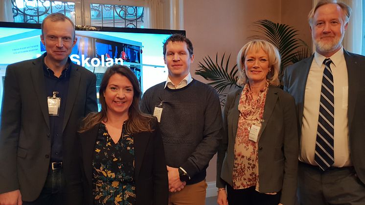 Anneli Larsson, VD på Lärande Partner i Östergötland (andra från höger) talar om samarbete mellan skola och bransch i riksdagen.
