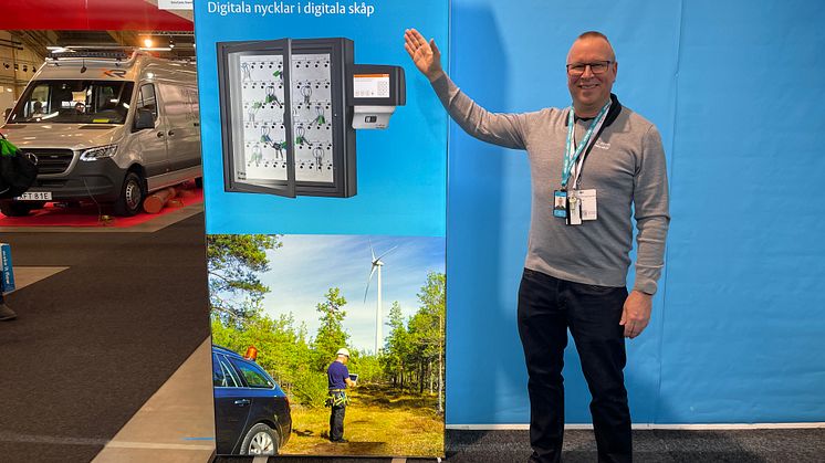 Claes Hammar, teknisk rådgivare, Assa Abloy Opening Solutions, visar hur säkerhetssystemet Key on Demand fungerar.