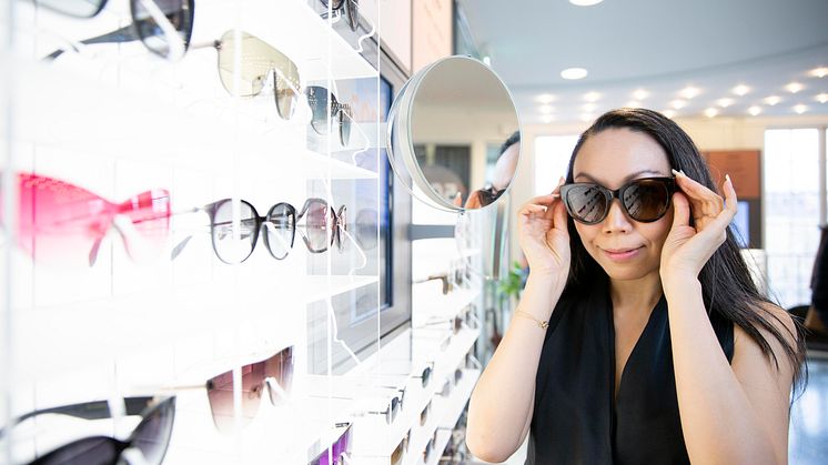 Wai Chan, designchef på Synsam, guidar till rätt val av vårens och sommarens solglas