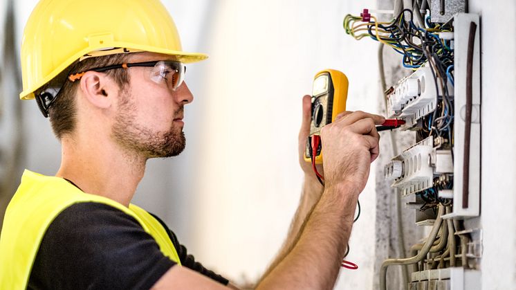 electrician-repairing-circuit-breakers-getty-511990814
