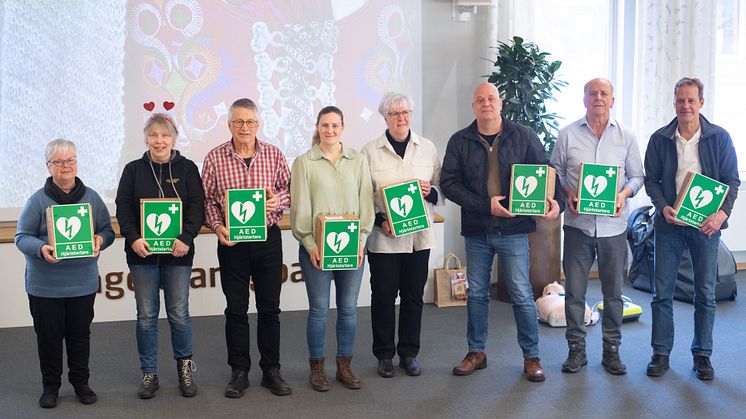 Åtta av hjärtstartarna delades ut på bankens kontor i Leksand och en delades ut på kontoret i Djurås.
